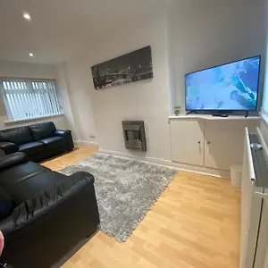 Modern Two Bed House Close To Centre Apartment