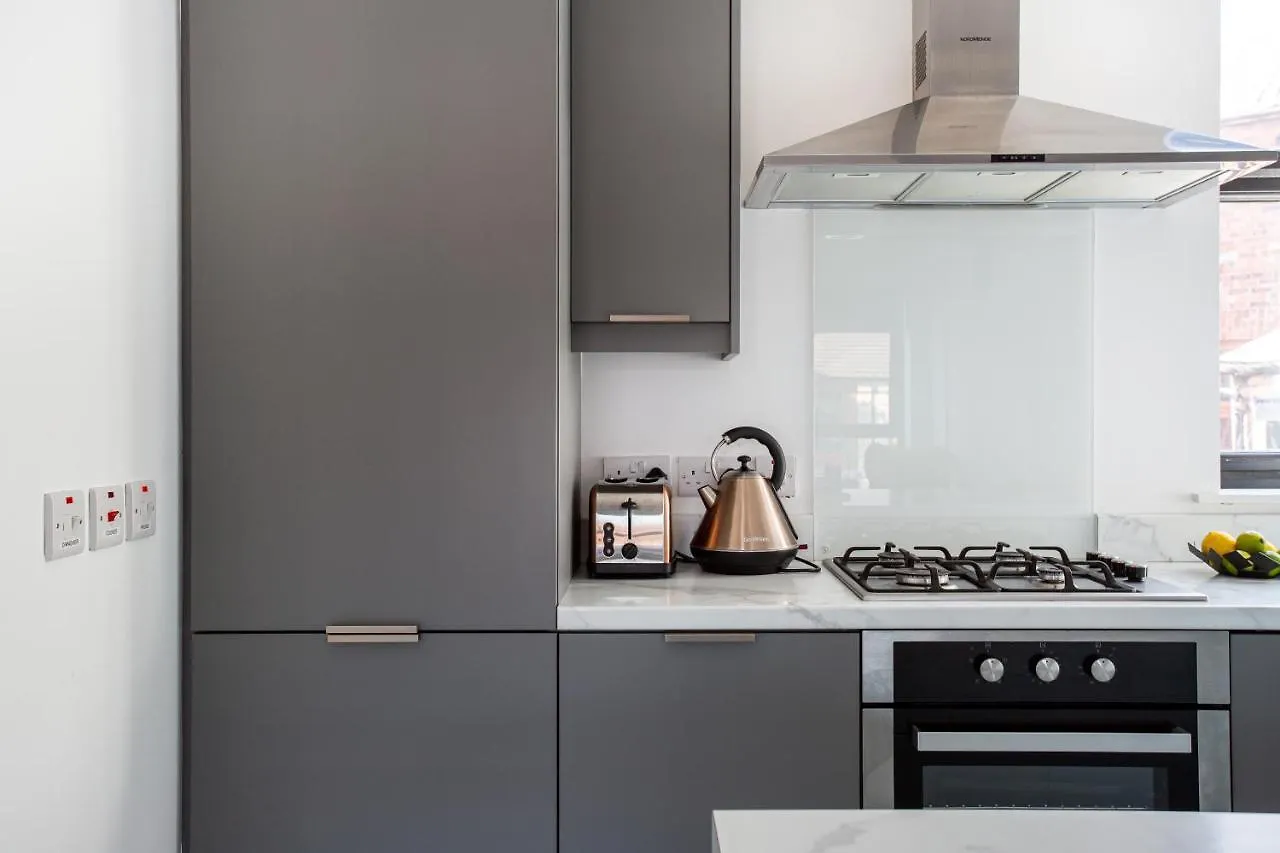 Modern Luxury Apartment, Sleeps 6, Best Location Belfast