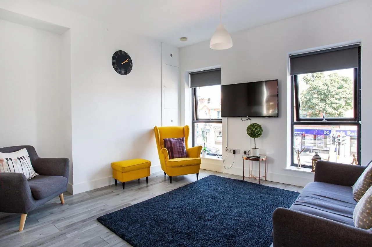 Modern Luxury Apartment, Sleeps 6, Best Location Belfast
