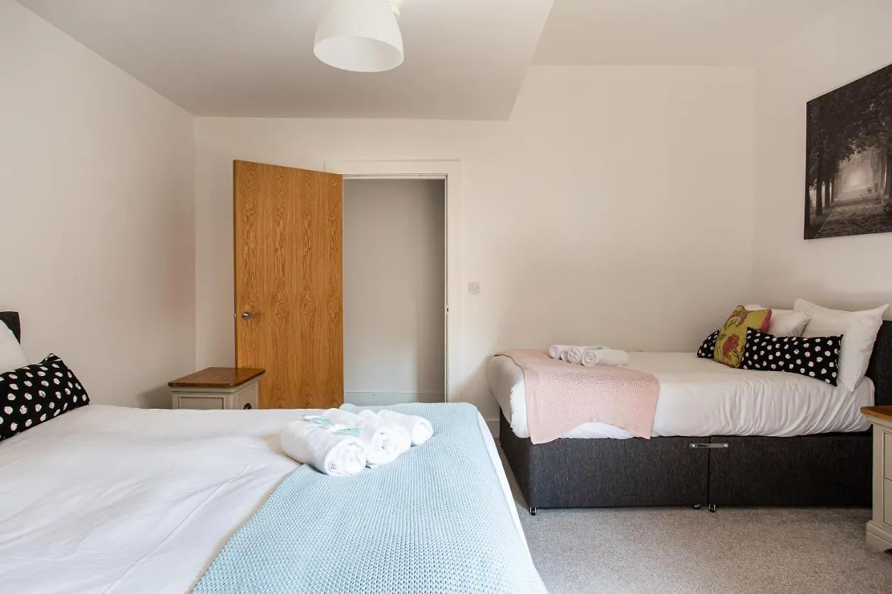 Modern Luxury Apartment, Sleeps 6, Best Location Belfast 0*,
