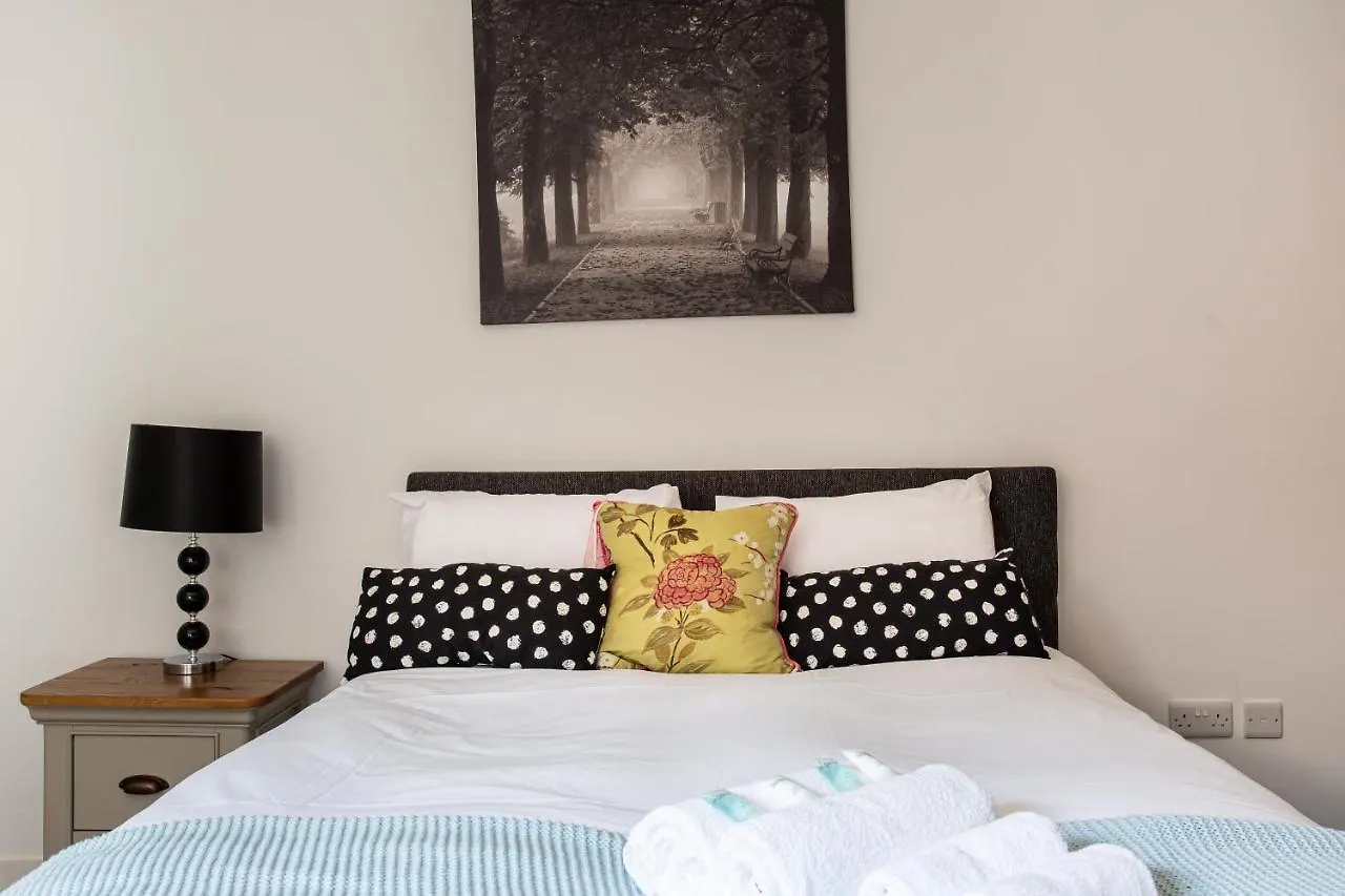 Modern Luxury Apartment, Sleeps 6, Best Location Belfast Apartment